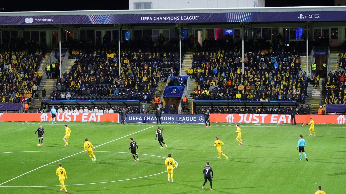 Utselt stadion og umogleg å få billett: Her står over hundre stolar tomme