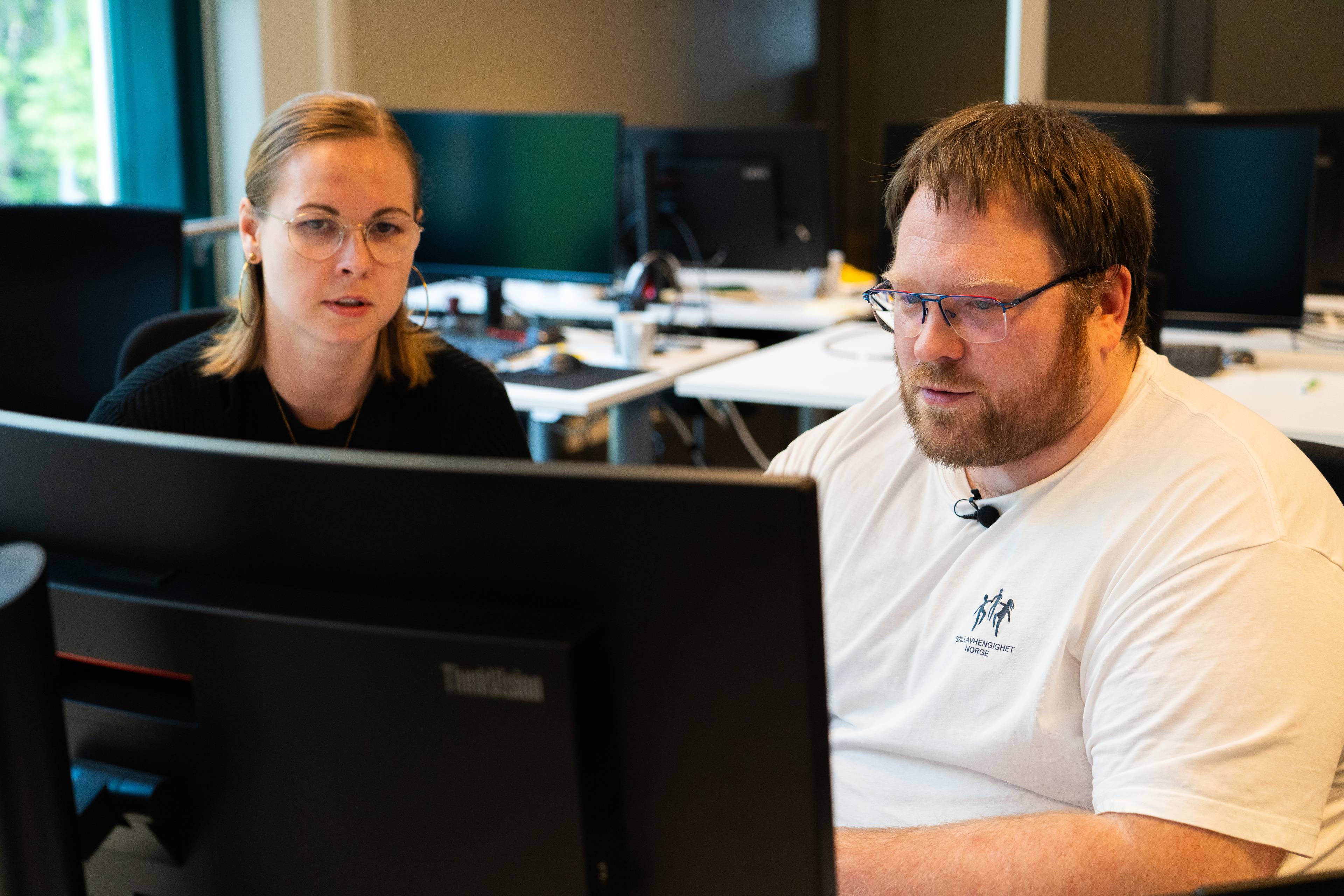 Magnus Pedersen og Vilde Skorpen Wikan ser på en dataskjerm.