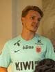 Håvard Greger Hagen / NRK Norsk fotballspiller på et hotellrom blir intervjuet