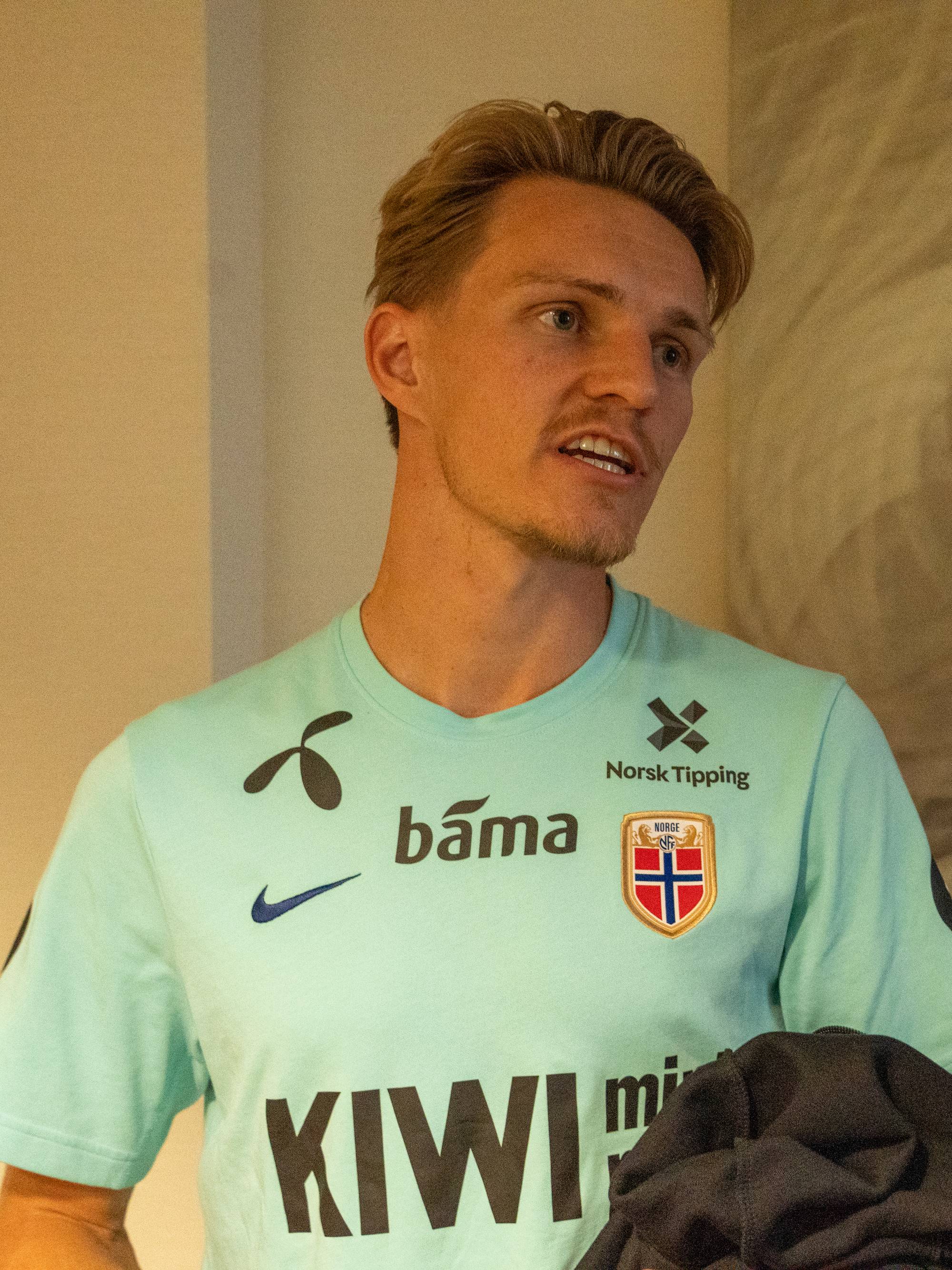 Norsk fotballspiller på et hotellrom blir intervjuet