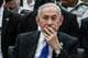 ILIA YEFIMOVICH / Pool,NTB Statsminister Benjamin Netanyahu sitter med hånden til munnen. Han har på seg dress, hvit skjorte og blått slips. Netanyahu bærer en klokke på venstre håndledd. (Bildebeskrivelsen er laget av en KI-tjeneste)
