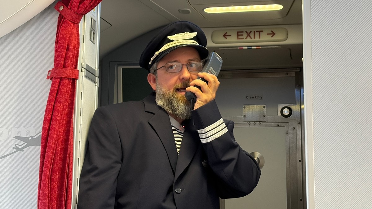 Her får Martin Beyer-Olsen hele flyet til å le