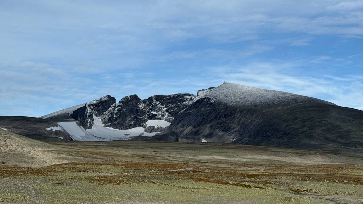 To personer berget etter å ha falt ned skråning ved Snøhetta
