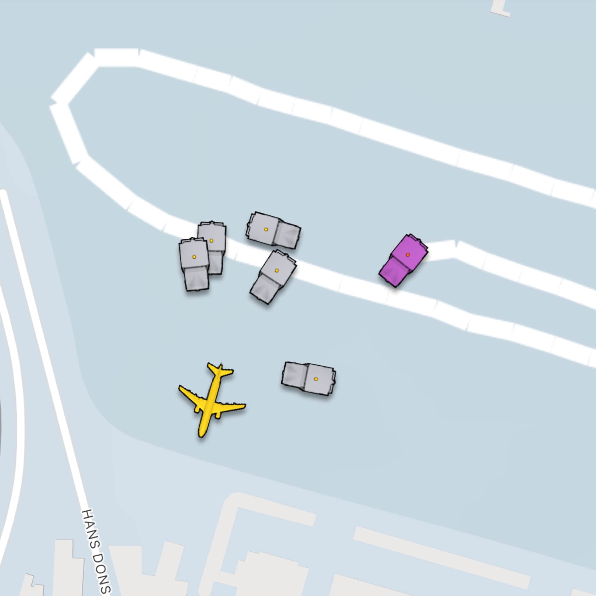 Skjermdump fra flightradar viser at seks brannbiler stod klare da flyet som skulle fra Trondheim til München måtte lande på Gardermoen