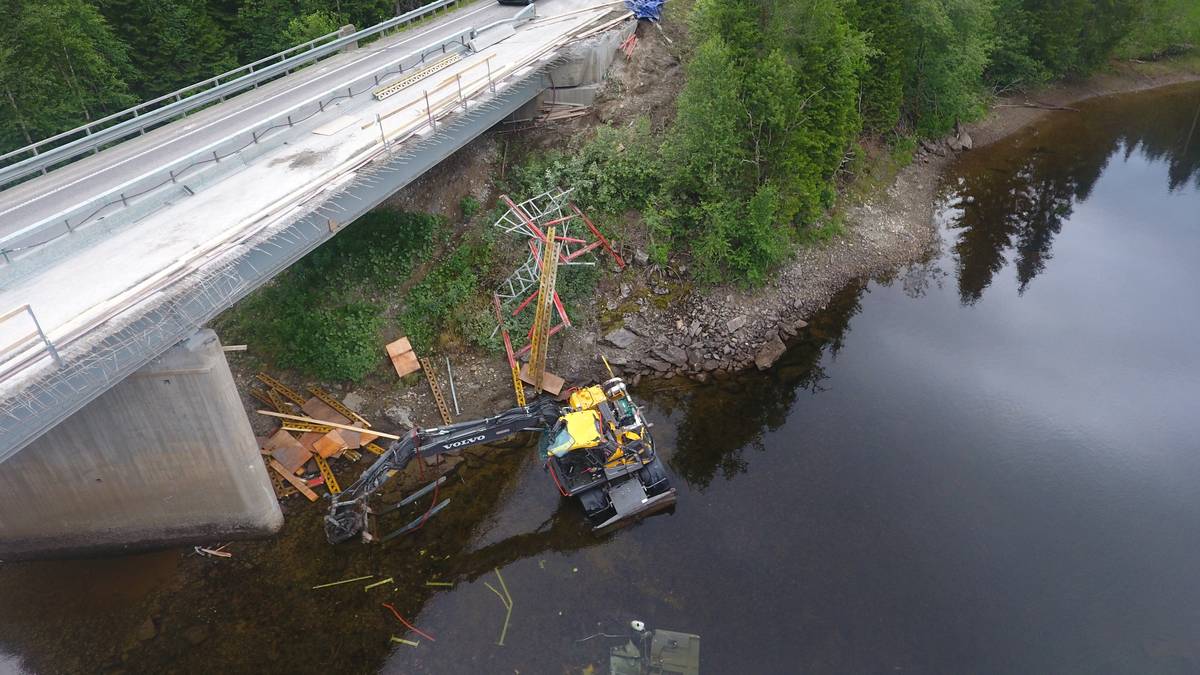 Gravemaskin falt ned fra bro på E6 – fører fløyet til sykehus