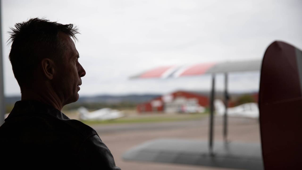 Finn Terje Skyrud ser ut av hangaren på Kjeller flyplass.