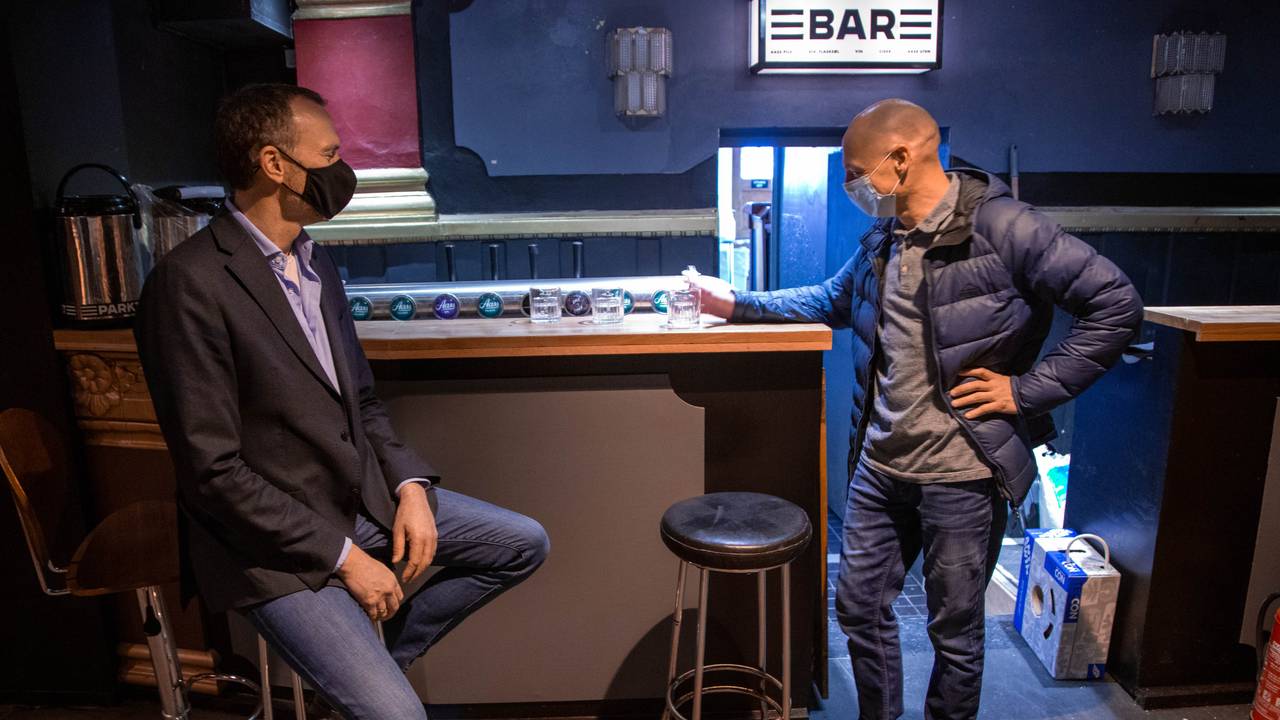 Daglig leder i Konsertsystemer Marius Widerøe og ansatt Jens Dreyer på Parkteatret.