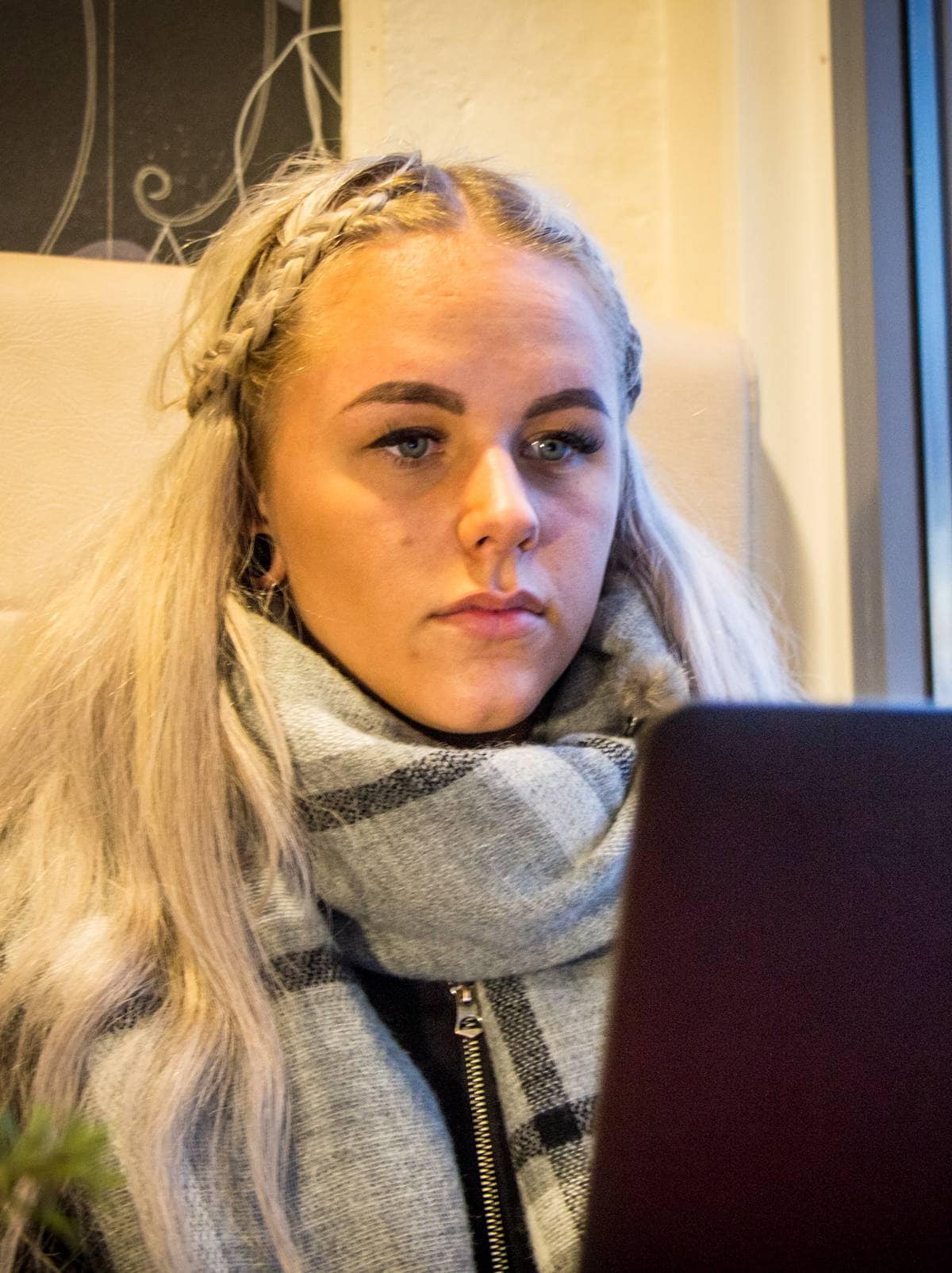 Mia (20) hjelper dem som blir frastjålet nakenbilder