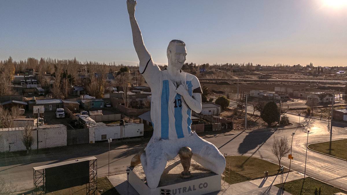 Messi-statue blir slakta: – Ein katastrofe