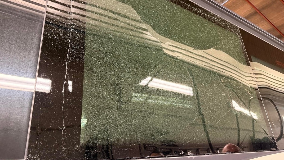 Stansa bussar etter prosjektil-treff Vy stansa i dag ei bussrute på Holsnøy i Nordhordland etter at bussvindauge fleire gonger er trefte av prosjektil. I kveld blei ein mann pågripen.