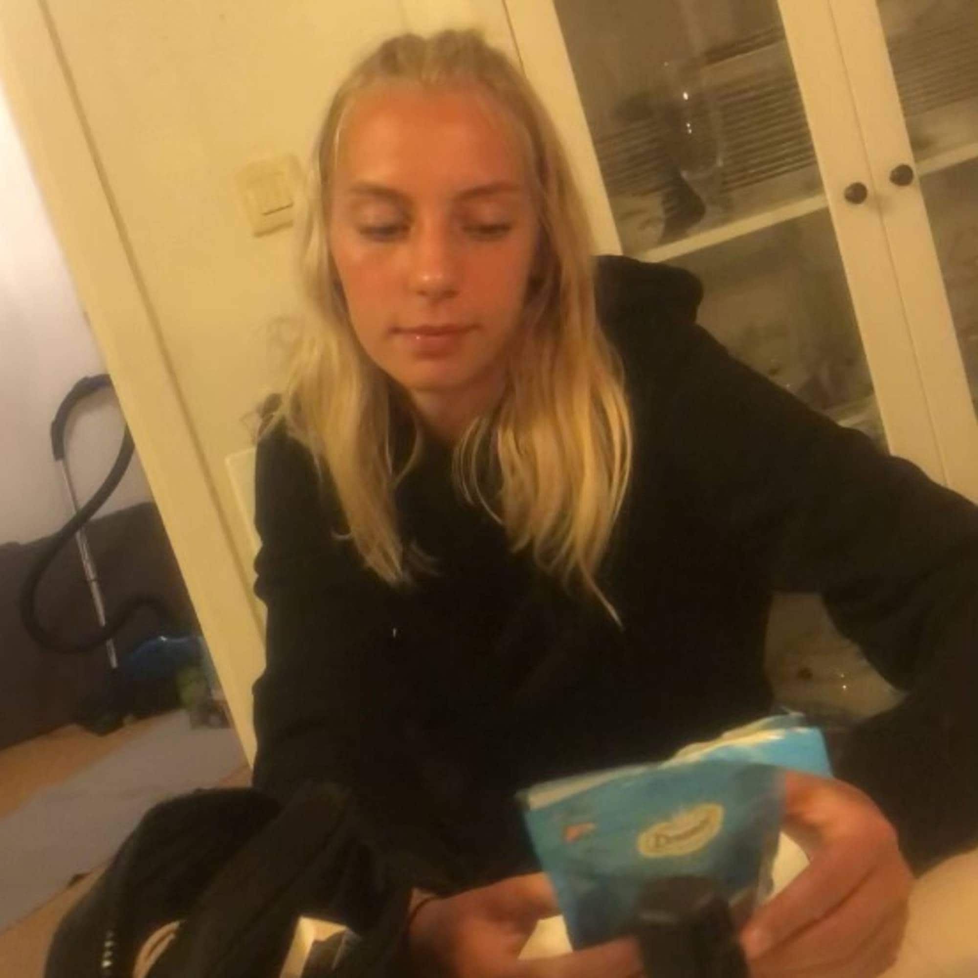 Cathrine Michelsen sitter på en krakk