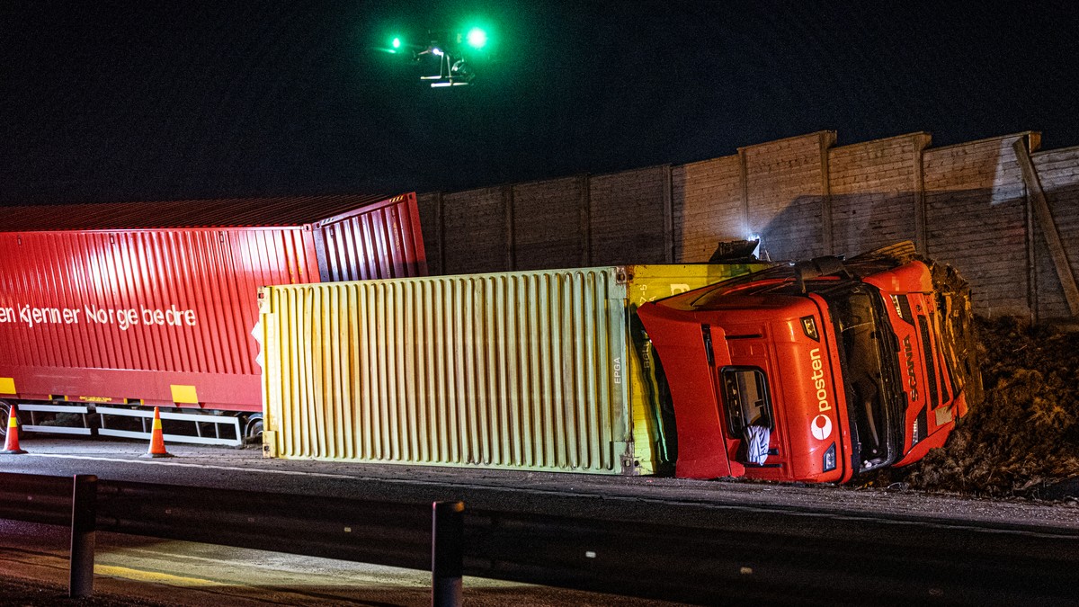 E18 åpnet etter at vogntog raste gjennom to autovern: – Flaks at ingen kom imot