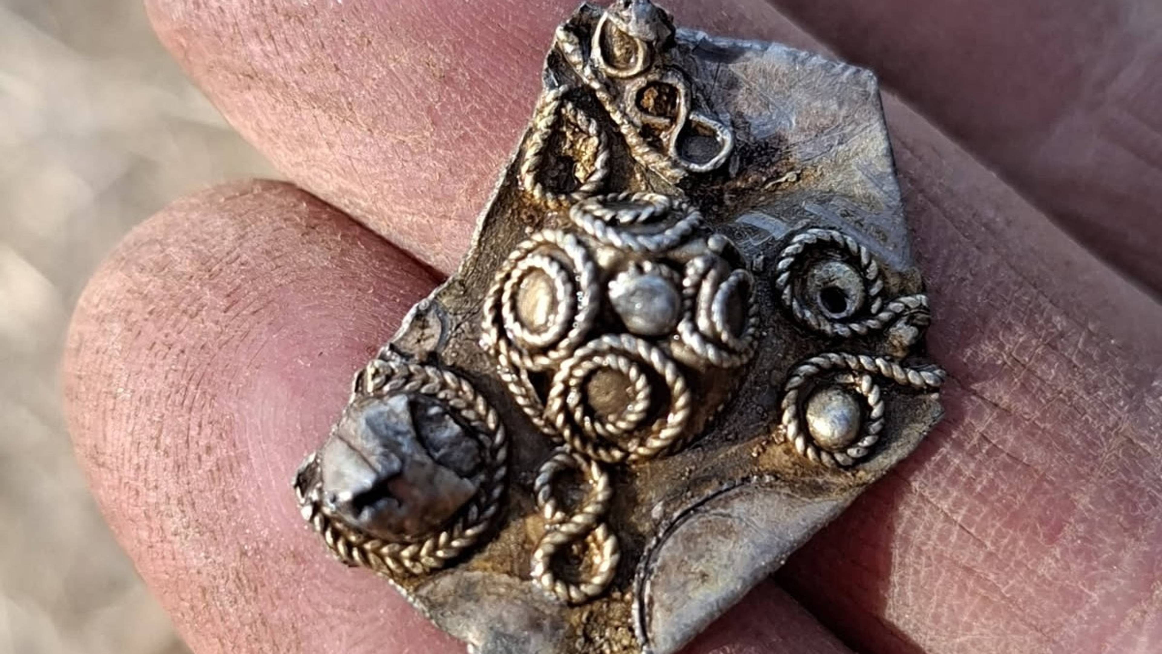 Bit av en sølvspenne, såkalt hakksølv, fra Mørstad-skatten. I vikingtiden var det vekten av sølvet som var det avgjørende og man kunne også betale med avkuttede sølvbiter.