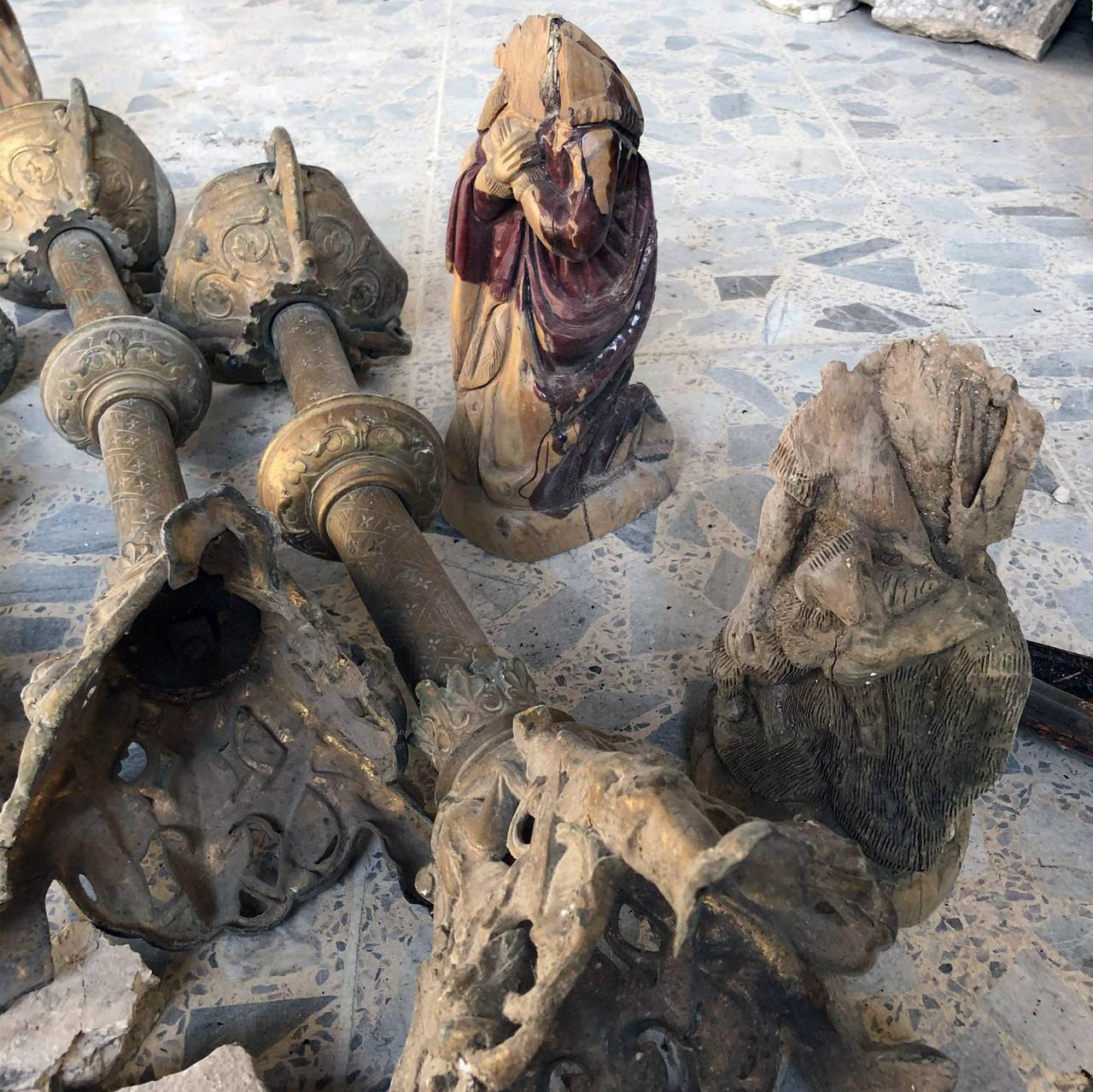 Ødelagte lyskandelabre, søyler og staturer i kirken i Qaraqosh, Irak.
