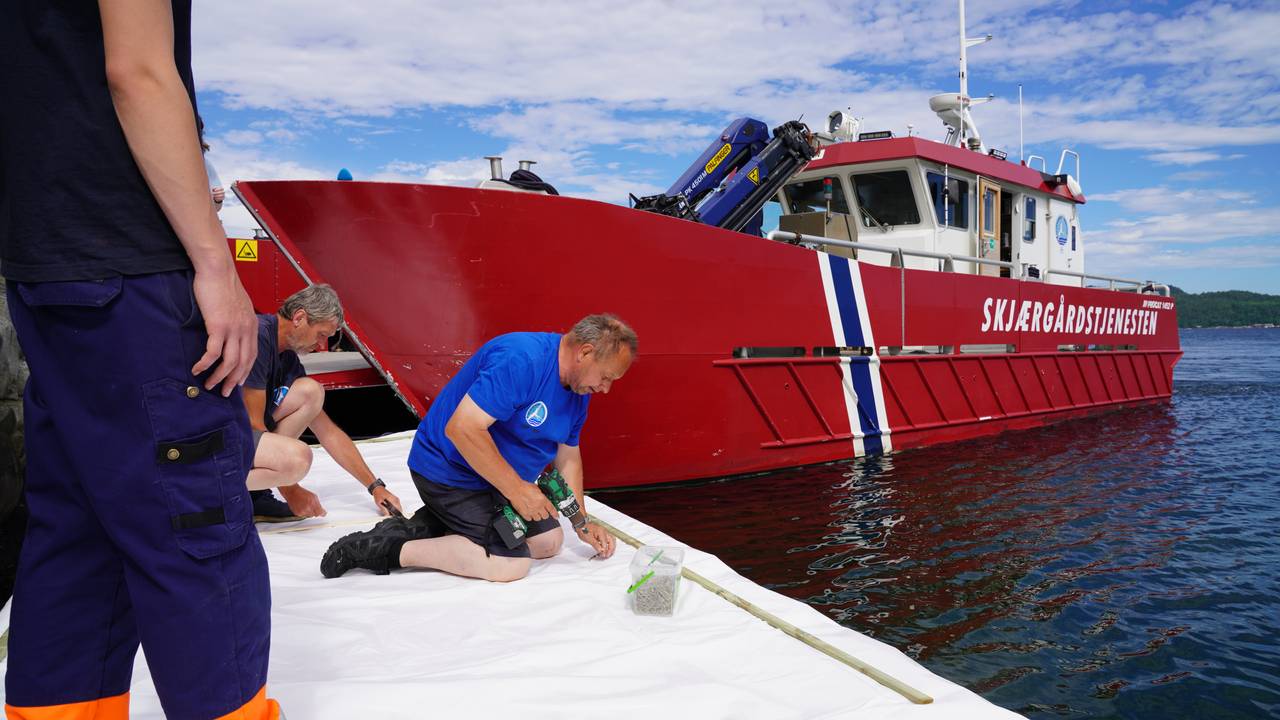 Kommunens ansatte lager Isflakk til hvalrossen Freya. Her representert ved Jan Petter Johannessen og Per Arvid Pelle Pedersen.