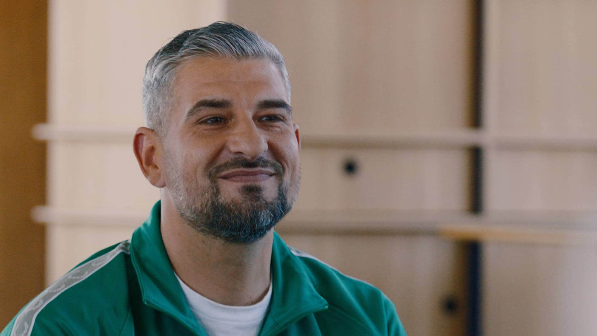Leo Ajkic smiler bredt til personen bak kamera