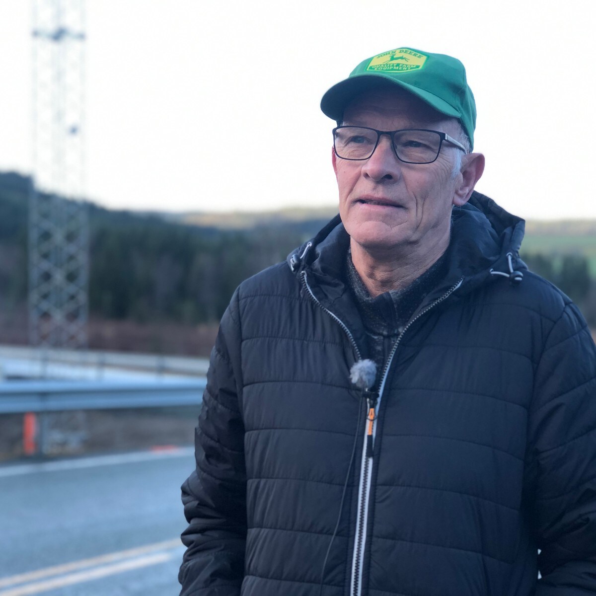 Jan Sverre bor på feil side av bomstasjonen – det kan koste Mote Ikke bom på ermene på jakken