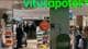 John Inge Johansen / NRK Bildet viser interiøret i et apotek, med en tydelig grønn skilting med teksten "vitusapotek". I forgrunnen står en person med barnevogn, mens flere kunder er synlige i bakgrunnen. Det er diverse produkter tilgjengelige i hyllene, og et skilt henger ned fra taket med teksten "Gave-tips". Området er lyst opp og har en moderne innredning. (Bildebeskrivelsen er laget av en KI-tjeneste)