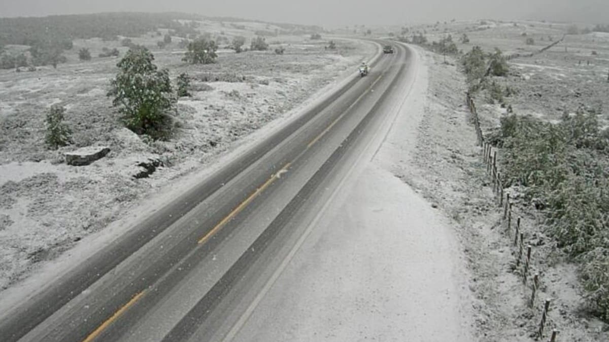 Snø på E6 over Dovrefjell- ber bilistene skifte til vinterdekk