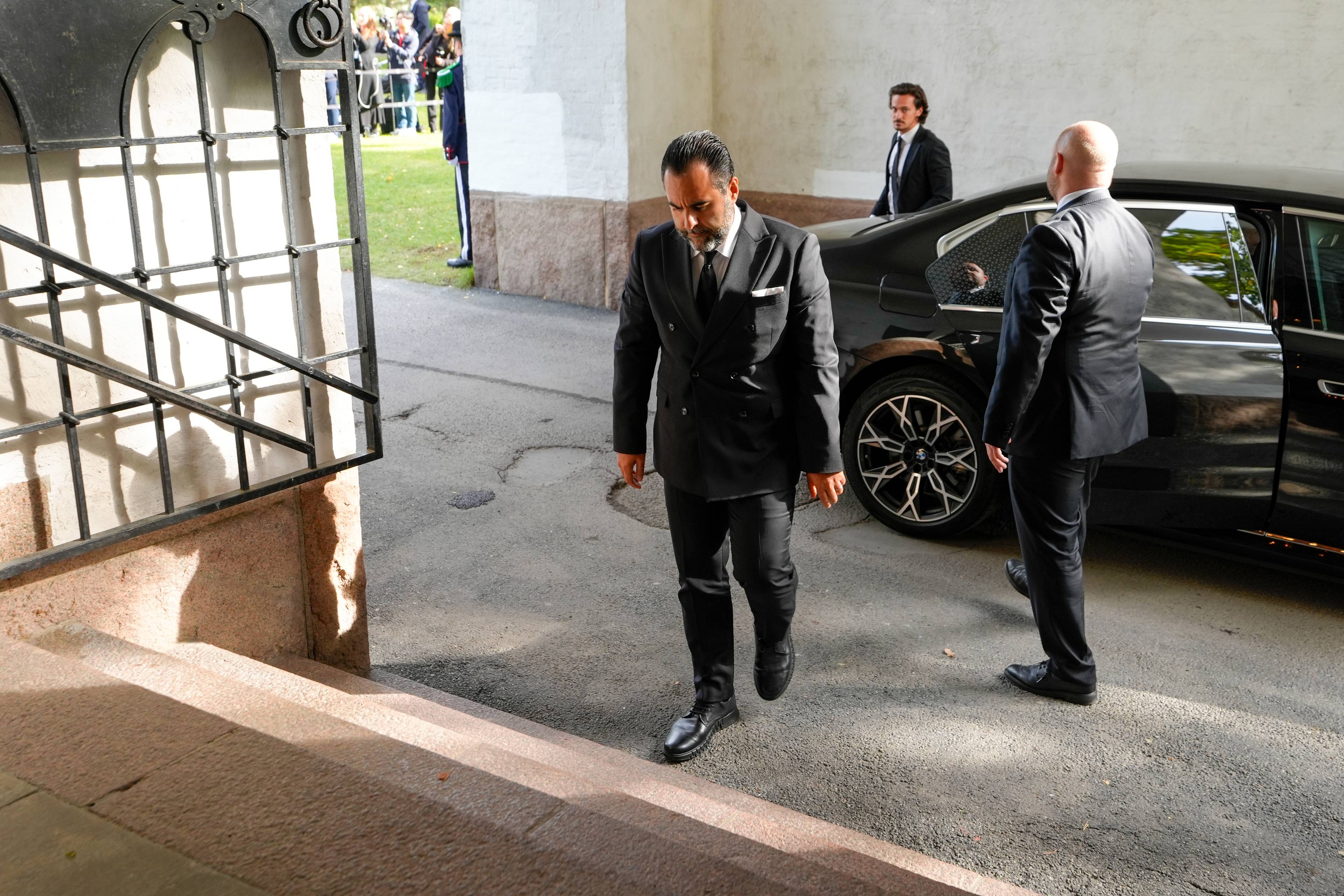 stortingspresident i sort dress på vei ut av en sort bil