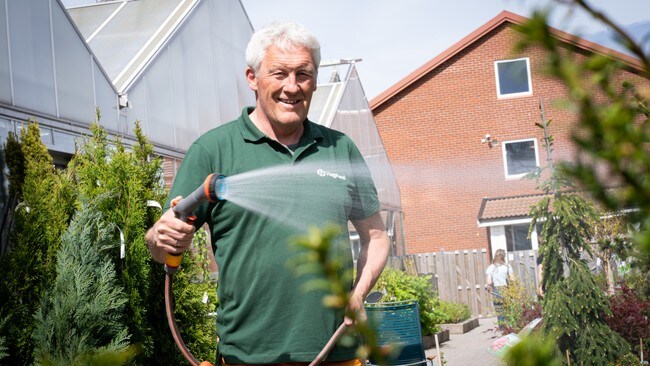 VANNINGSRESTRIKSJONER: Gartner Geir Mellingen ved Hageland Gjennestad har gode råd til hvordan du redder hagen din fra å visne hen.