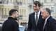 Foto: GENYA SAVILOV / AFP,NTB Volodymyr Zelenskyj i samtale med Jared Kushner og en annen mann i dress utendørs. (Bildebeskrivelsen er laget av en KI-tjeneste)