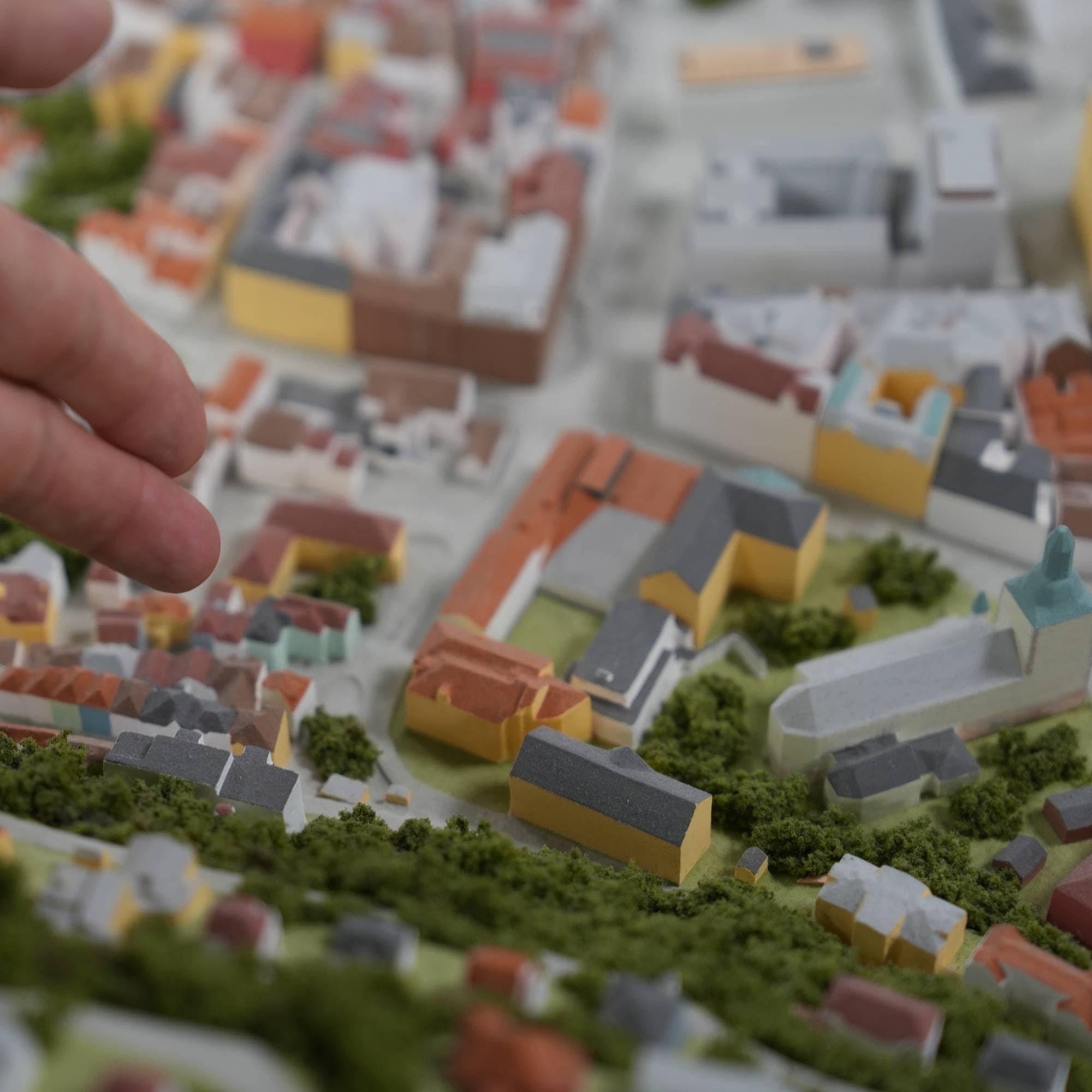 Ei hånd peiker på området ved Katedralskolen/Domkirken i den fysiske modellen av Bergen sentrum som står hos Plan- og bygningsetaten. Fotografert "frå Fjellsiden".