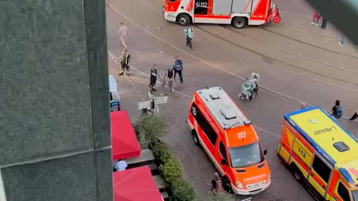 Bil har kj&oslash;rt inn i folkemengde i Leipzig