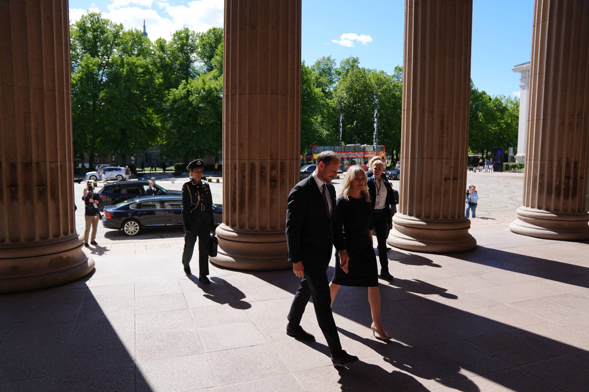 En gruppe mennesker som går (Bildebeskrivelsen er laget av en KI-tjeneste)
