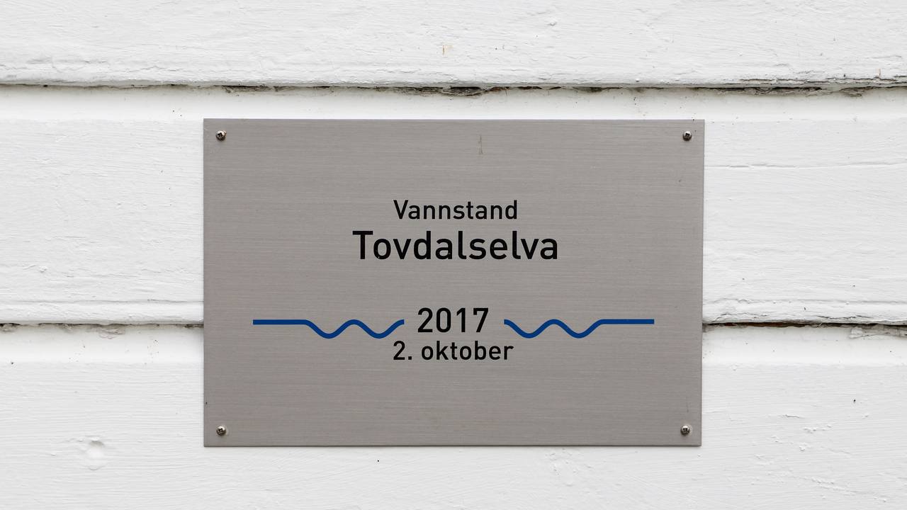Flomskilt på bedehusvegg Drangsholt