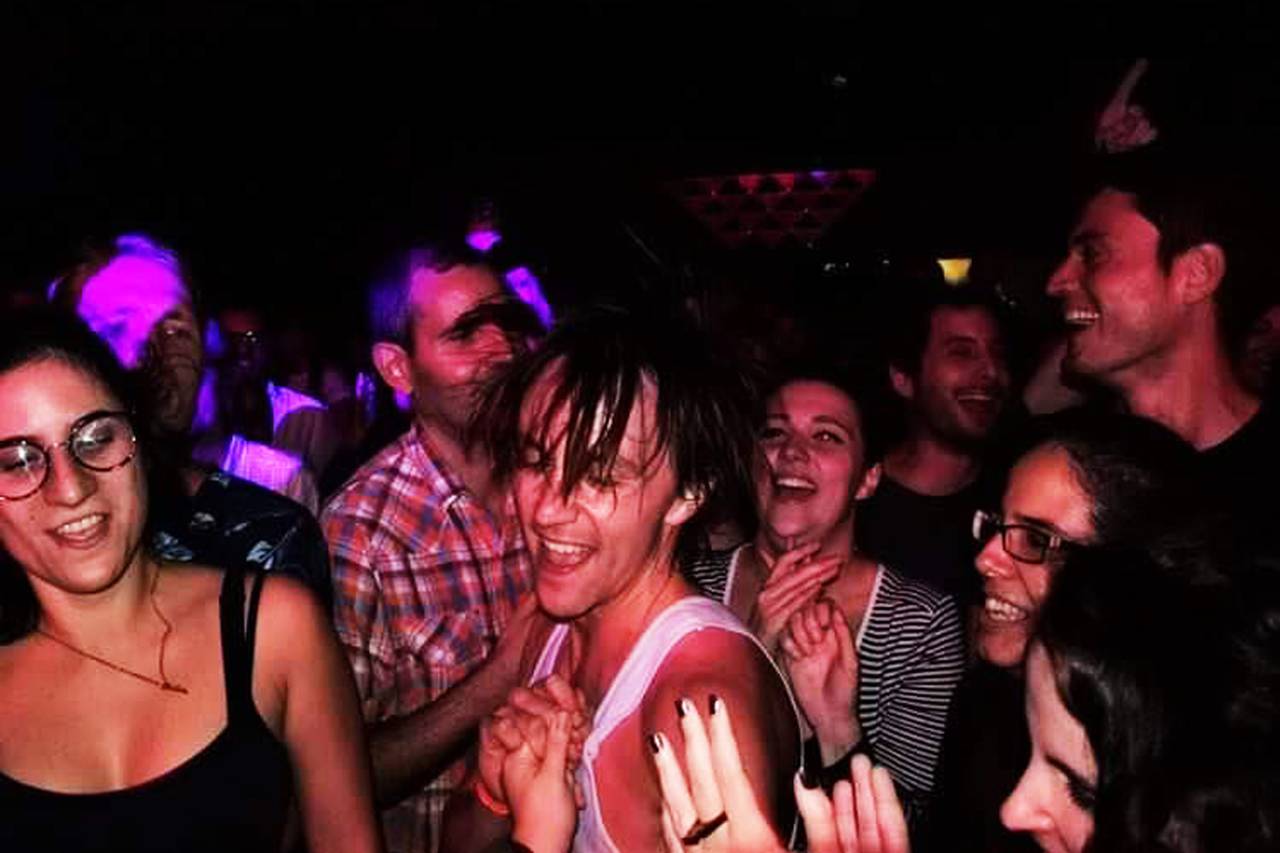SVETT & SMILING SONDRE LERCHE: Dette er fra en av de siste konsertene på den 150 gig lange Pleasure-turnéen, i Brasil.