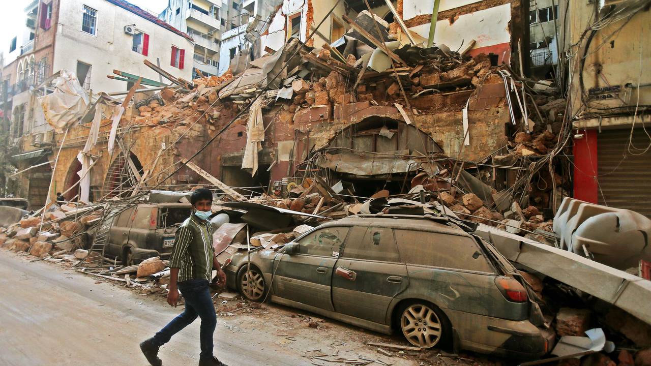 Et hus har kollapset over en bil i sentrum av Beirut.