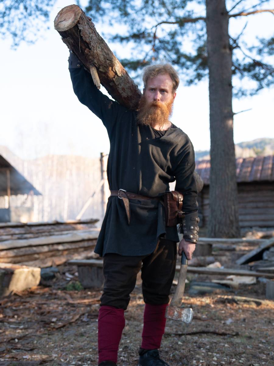 Viking poserer med stokk