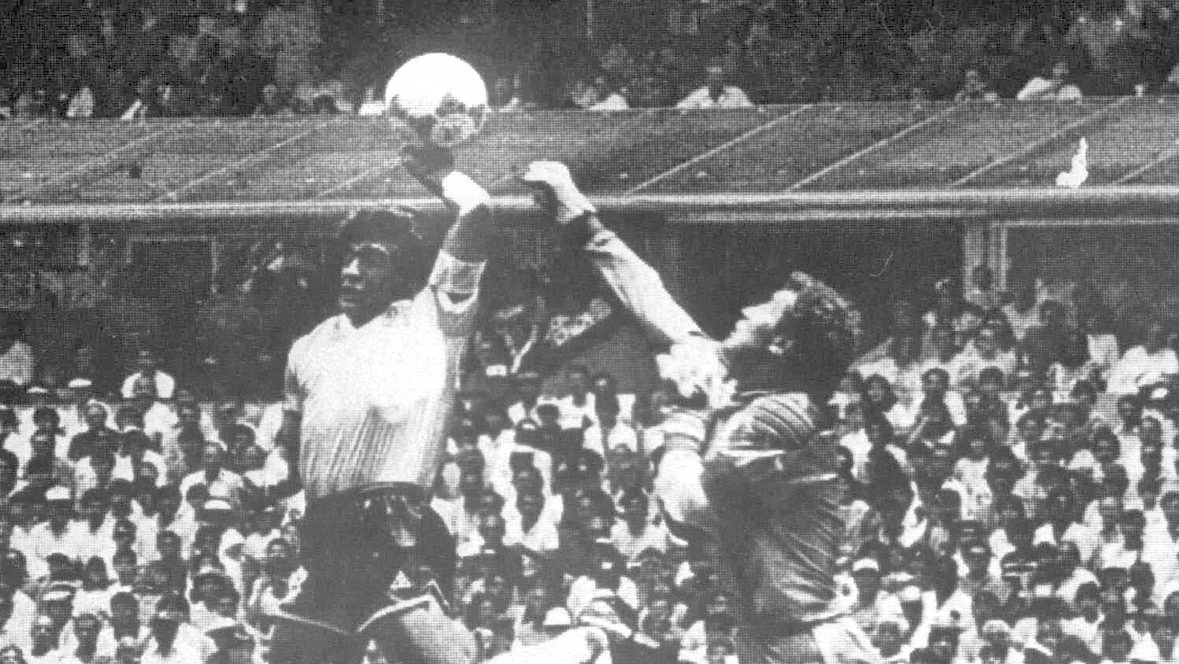 Fra VMs kvartfinale i Mexico i 1986 der Maradona brukte hånden for å overliste Peter Shilton i det engelske målet. .  (Foto: NTB Pluss arkiv) fra phrasea