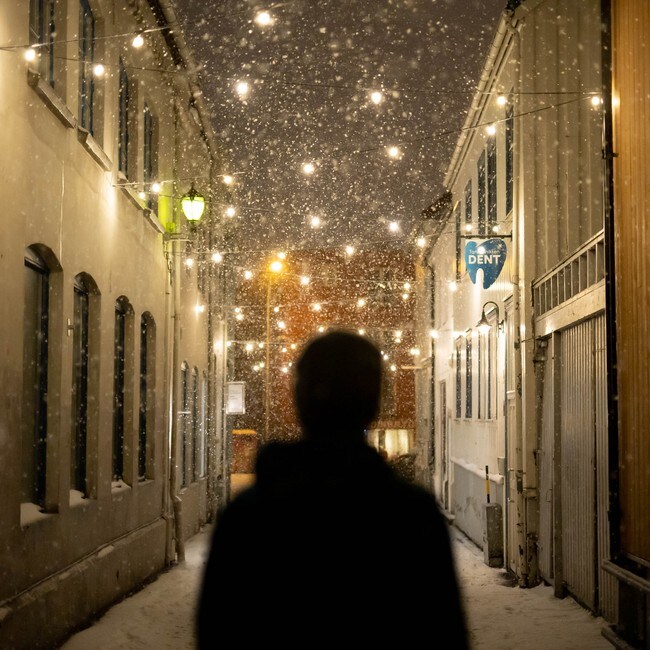 Snø og julepyntet gate