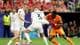 TIM HEITMAN / REUTERS,NTB Norsk fotballspiller i hvit drakt holder i trøya til en motspiller i oransje drakt under en kamp. (Bildebeskrivelsen er laget av en KI-tjeneste)