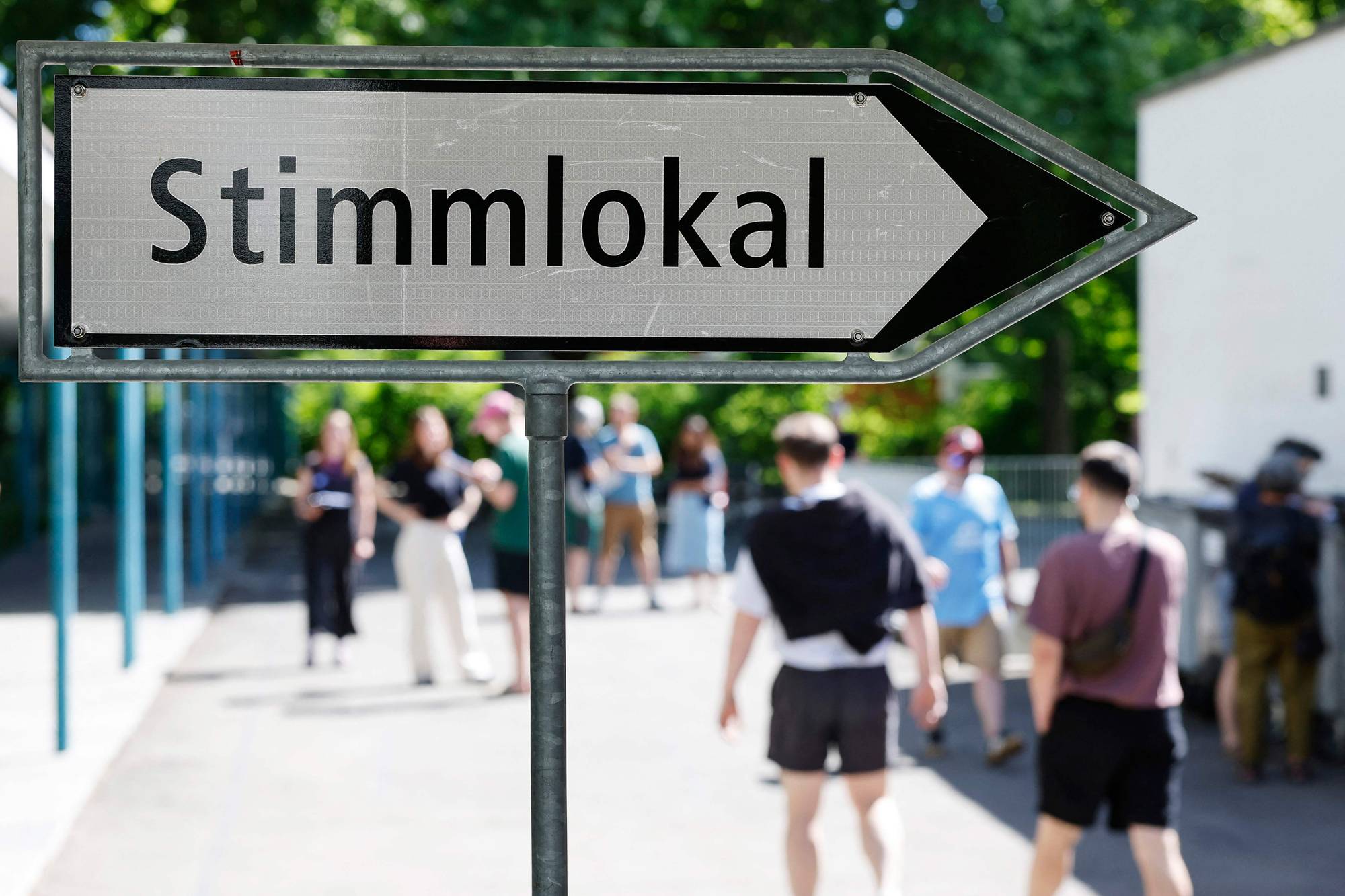 Et skilt som viser veien til stemmelokalet.