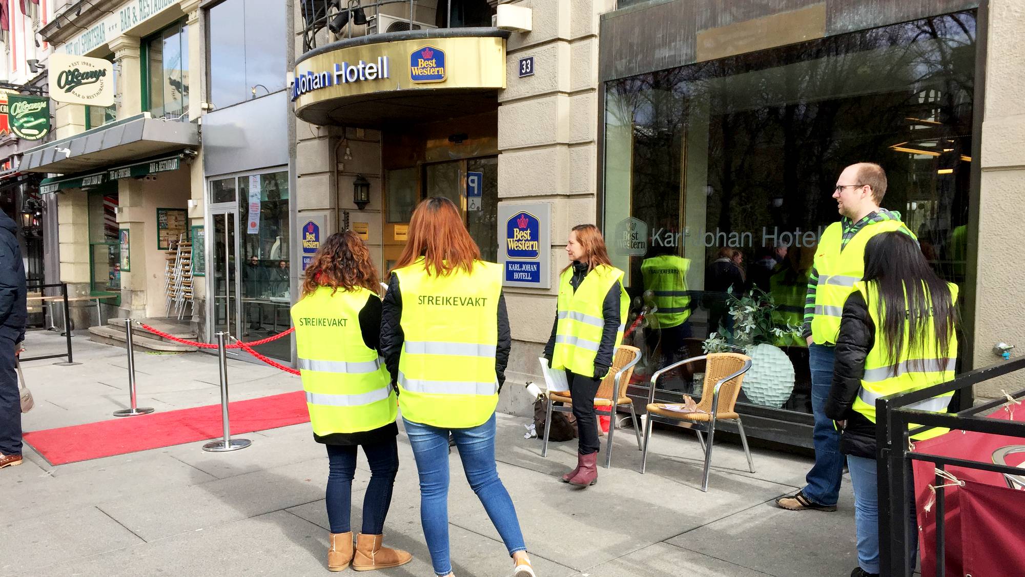 Hotellstreik: Streikevakter utenfor Karl Johan hotell i Oslo