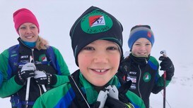 Karl Henrik Søstrand (10) fikk seg en fin skitur fredag. På bildet sammen med mor Katrine Søstrand Nilsen og broren Jesper Søstrand (13).