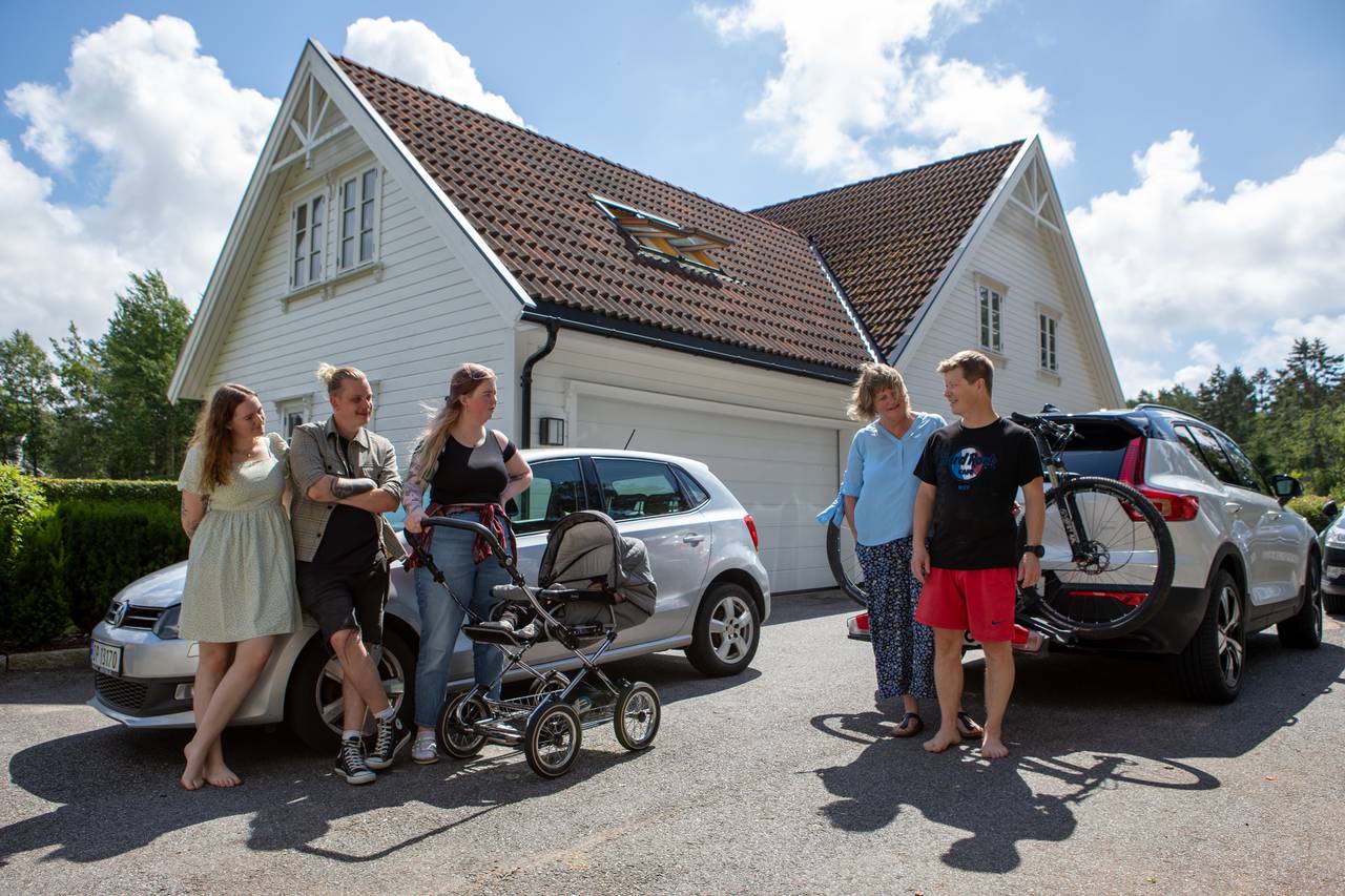 Til venstre står to voksne barn og svigerdatter og ser mot foreldrene, Anne-Grete og Trond, som står foran ferdigpakket bil.