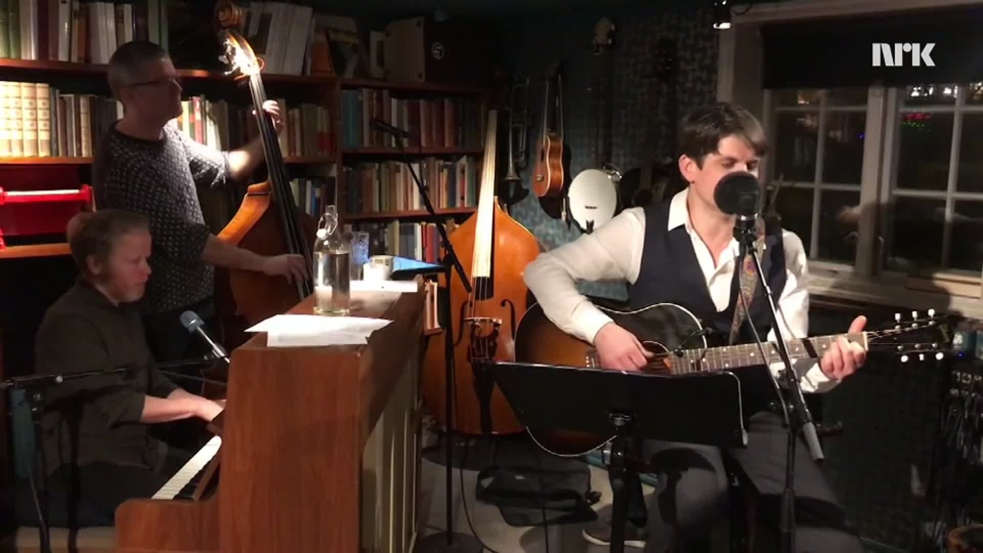 Her hyller Lars Bremnes avdøde Terje Nilsen i NRK-program kone 1920x1080 hq nakenbilde Her hyller Lars Bremnes avdøde Terje Nilsen i NRK-program bilde