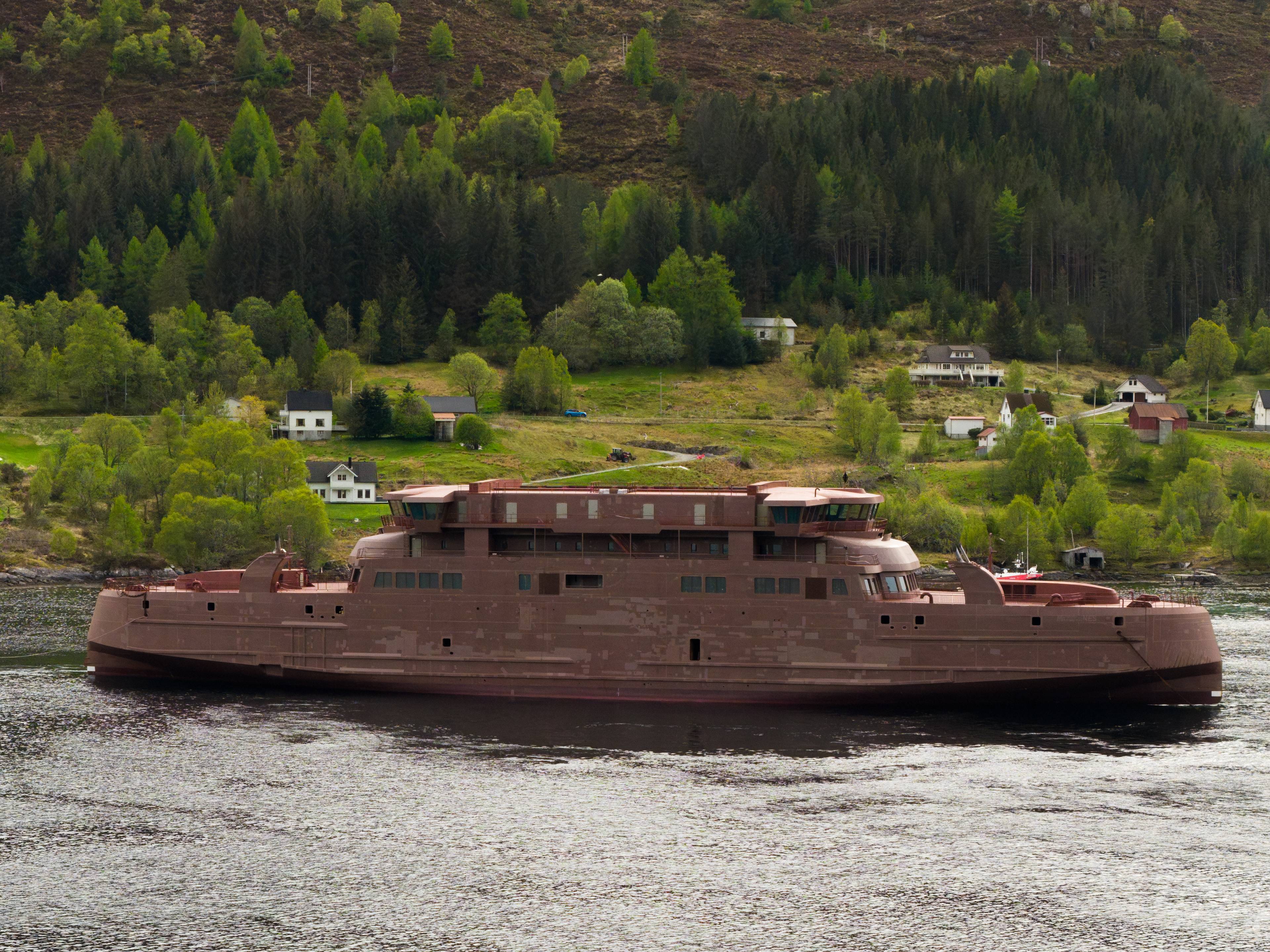 Dronebilde av hydrogenferga «Moskenes» som slepast inn til Myklebust Verft der den skal utrustes og ferdigstilles. Ferja skal gå mellom Bodø og Lofoten og er den første i sitt slag som skal gå over ein så lang avstand på hydrogen som drivstoff. Ferja eigast av Torghatten.