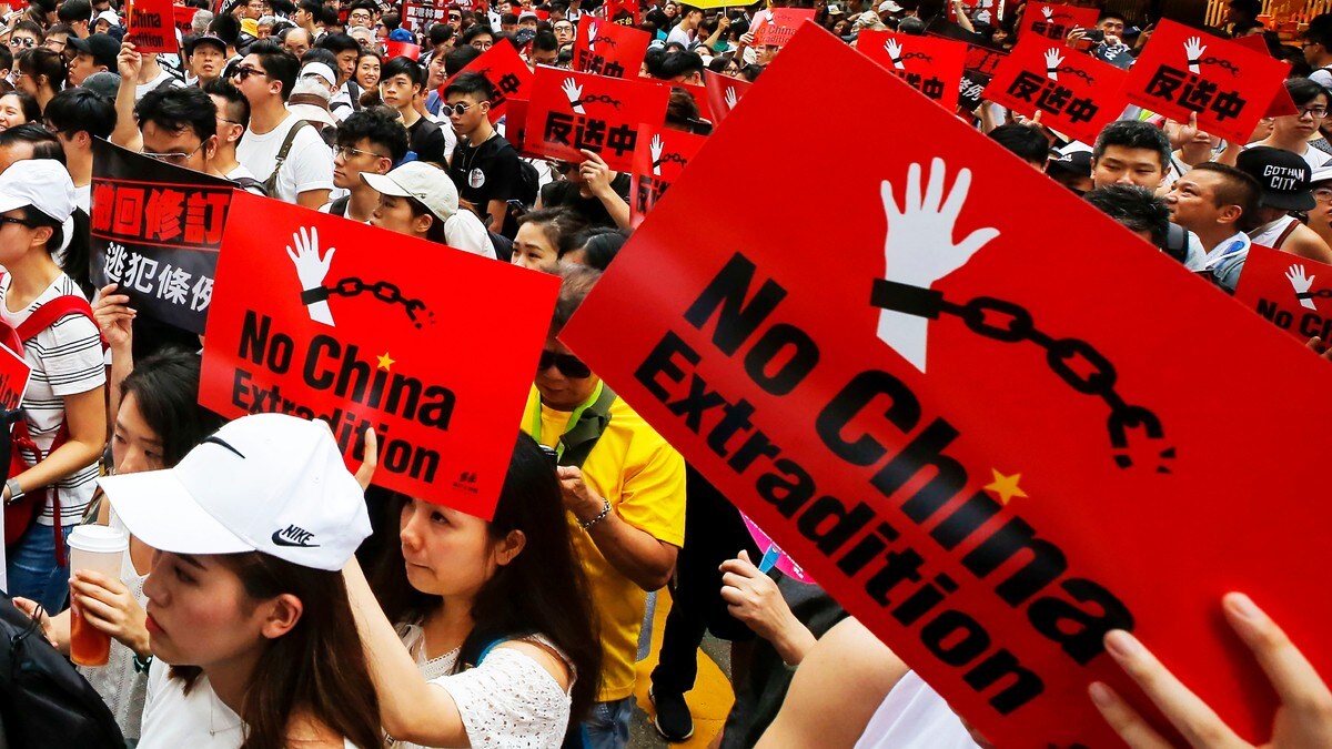Titusener demonstrerer i Hongkong