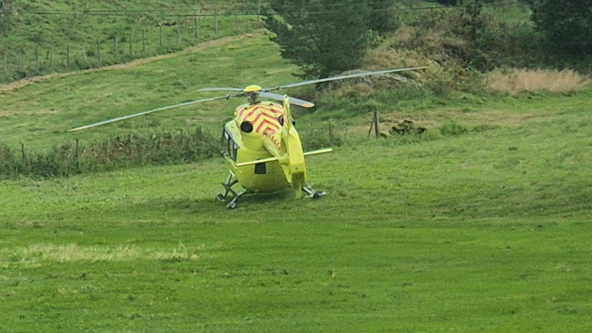 Ambulanse på grønt gras
