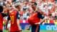 Hannah McKay / REUTERS,NTB Fotballspilleren Fabián Ruiz feirer mål med drakten trukket opp foran magen foran Dani Olmo. (Bildebeskrivelsen er laget av en KI-tjeneste)