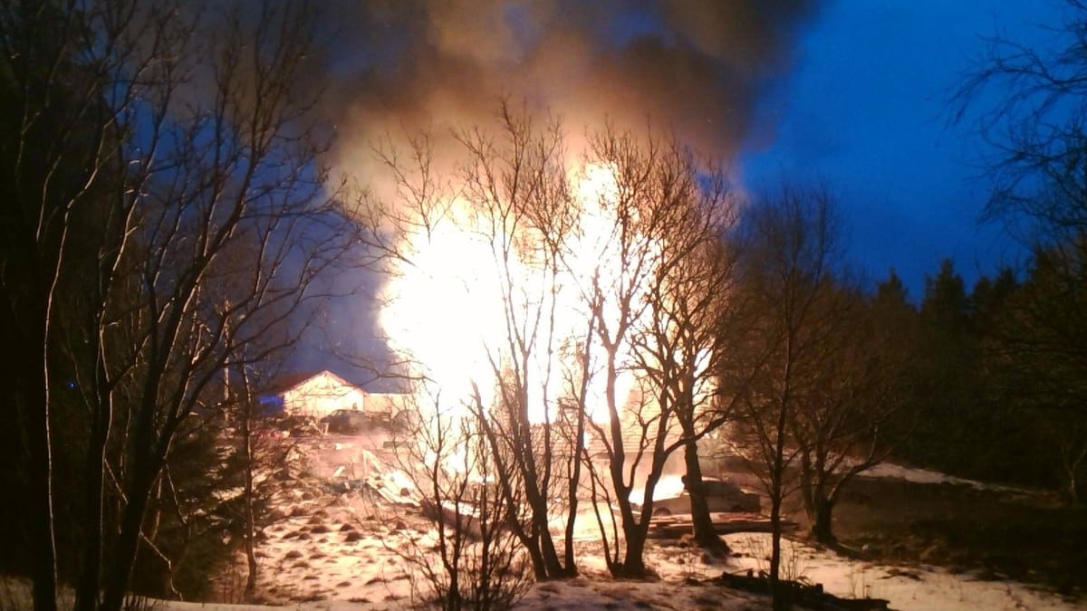Tre personer kom seg ut av brennende hus i Lofoten