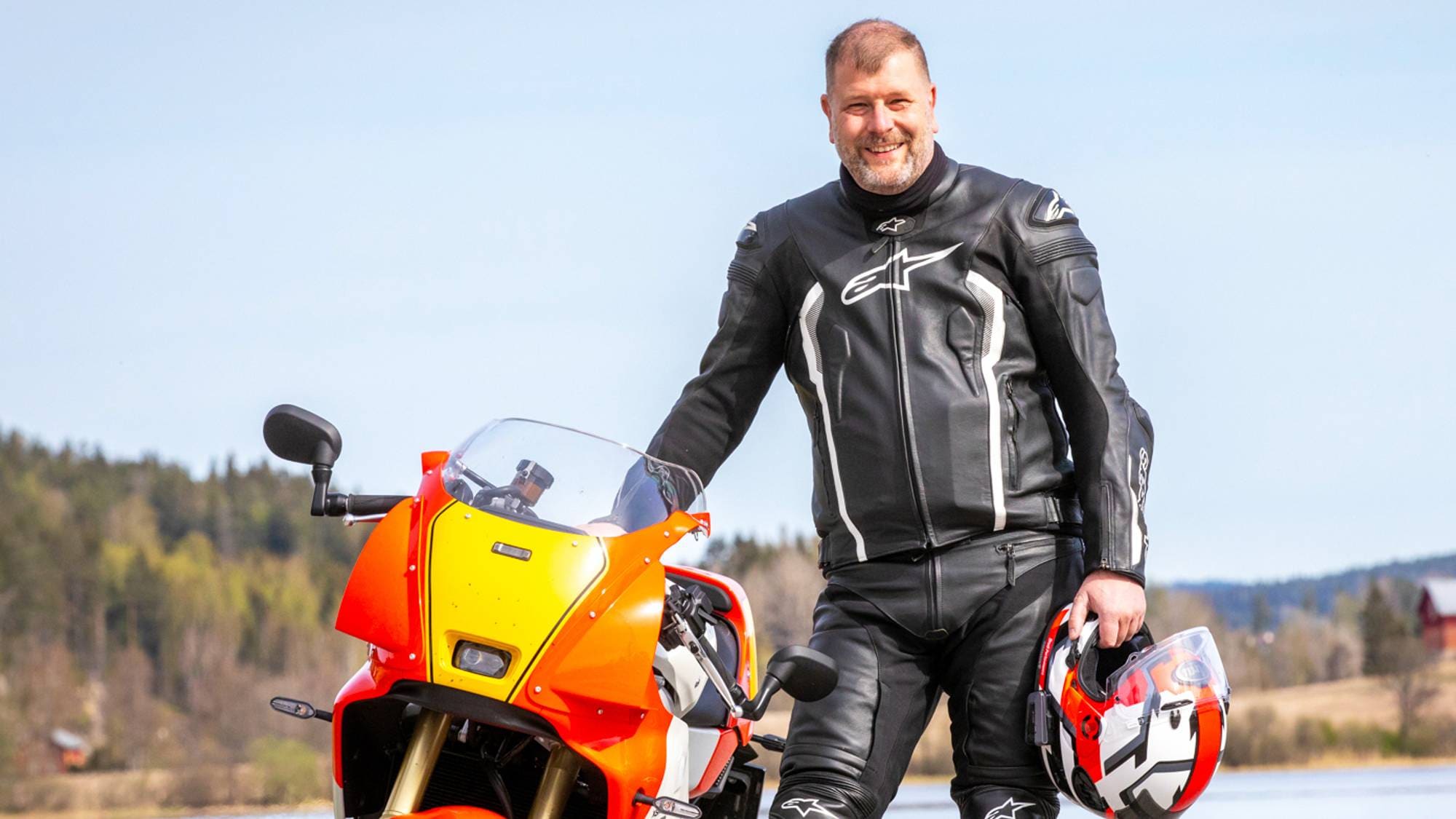 en mann på motorsykkel