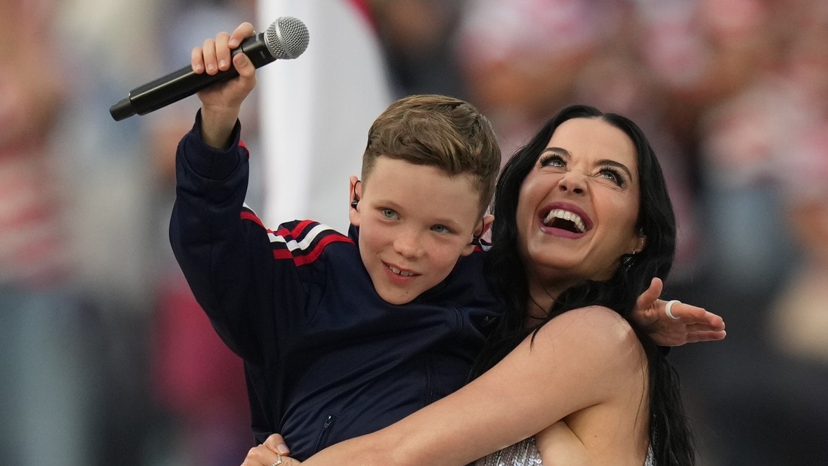 Norske Tius (10) sang med Katy Perry