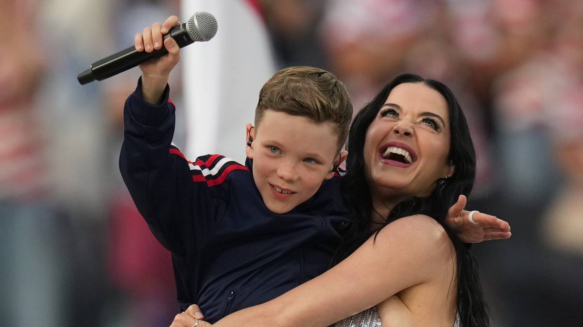 Norske Tius (10) sang med Katy Perry