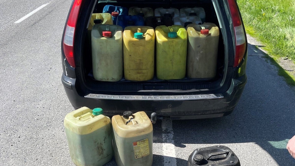 UP stoppet baktung bil – fant 400 liter diesel og olje i bagasjerommet